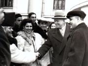 Gheorghe Gheorghiu –Dej şi  P. Groza întreţinându-se cu alegătorii în faţa secţiei de votare nr. 2 din raionul Lenin cu prilejul alegerilor de deputaţi în Sfaturile Populare.(20.12.1953).