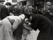 Gheorghe Gheorghiu –Dej în faţa secţiei de votare nr. 2 din raionul Lenin cu prilejul alegerilor de deputaţi în Sfaturile Populare.(20.12.1953).
