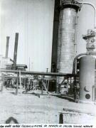 Coloana de piatră din instalaţia de cracare termică, refăcută de muncitorii rafinăriei petrolifere în urma distrugerilor provocate de bombardamente.(1947-1948)