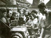 Brigadă utecistă fruntaşă în timpul activităţii în producţie la o întreprindere Bucureşteană.(1950)