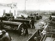 Fotografie: Maşini agricole în curtea fabricii ”Semănătoarea” din Bucureşti.(1953)