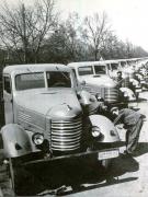 Fotografie: Un grup de autocamioane fabricate la Uzinele ”Steagul Roşu” din Braşov.(1953)