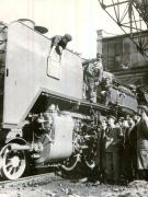 Muncitori reşiţeni sărbătoresc cea de a 1 000-a locomotivă produsă de ei, în cadrul primului plan cincinal.(1955)