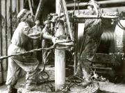 Aspect din munca petroliştilor de la schela Boldeşti regiunea Ploieşti.(1955)