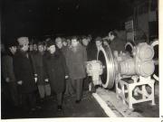 Nicolae Ceauşescu, secretar general al P.C.R., preşedintele R.S.R., e efectuat o vizită de lucru la întreprinderea bucureşteană „23 August”. A fost însoţit de Gh. Pană, primarul general al Capitalei. Dialog  de lucru într-unul dintre  sectoarele întreprinderii.   (13.II.1979).