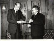 Preşedintele Nicolae Ceauşescu conferă preşedintelui Republicii Franceze, Valery Giscard d’ Estaing cu prilejul vizitei oficiale pe care o întreprinde în România, Ordinul „Steaua Republicii Socialiste România” cl. I. (8.III.).  (8-10.III.1979).