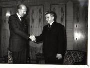 Preşedintele Republicii Franceze, Valery  Giscard d’ Estaing, care efectuează o vizită oficială în România, mulţumeşte preşedintelui Nicolae Ceauşescu pentru conferirea Ordinului „Steaua Republicii Socialiste România” cl. I. (8.III.).  (8-10.III.1979).