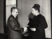 Preşedintele Nicolae Ceauşescu înmânează, într-un cadru festiv, Linei Ciobanu, membru al Comitetului Politic Executiv al C.C. al P.C.R., ministrul industriei uşoare, „Ordinul Muncii” cl. I, cu prilejul aniversării zilei de naştere. (22.III.1979).