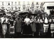 Vizita de lucru a lui Nicolae Ceauşescu, secretar general al P.C.R, preşedinte al R.S.R., în judeţul Arad, unde va participa la sărbătorirea împlinirii a 2.000 de ani de la întemeierea cetăţii dacice Ziridava şi a 950 de ani de la prima menţiune documentară a municipiului Arad. Hora frăţiei şi unităţii în marea piaţă a municipiului. (27-28.III.1979).