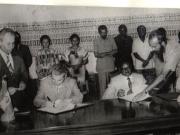 La invitaţia lui Agostinho Neto, preşedintele Republicii Populare Angola, preşedintele Nicolae Ceauşescu împreună cu Elena Ceauşescu au făcut, între 12-14. IV.1979, o vizită oficială în Angola. Aspect de la solemnitateaa semnării documentelor oficiale româno-angoleze. (12-14.IV.1979).