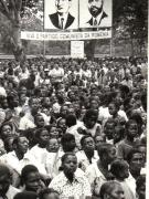 Aspect de la Adunarea populară din oraşul Maputo, ce a avut loc cu ocazia vizitei oficiale a lui Nicolae Ceauşescu împreună cu Elena Ceauşescu în R.P. Mozambic, la invitaţia preşdintelui Frelimo, Samora Moises Machel şi a şoţiei sale, Graqa Machel. (18-21.IV.1979).