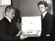 Aspect de la solemnitatea înmânării preşedintelui Nicolae Ceauşescu  din partea căpitanilor regenţi şi a Consiliului Mare şi General al Republicii San Marino, a unei plachete de aur cu efigia şefului statului român, în semn de omagiu pentru activitatea consacrată păcii, dezarmării, securităţii internaţionale, colaborării şi rieteniei între popoare. (27.IV.1979.)