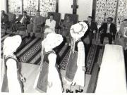 Preşedintele Nicolae Ceauşescu şi Elena Ceauşescu au primit, în staţiunea Neptun, pe membrii ansamblului folcloric „Mihai Eminescu” al comunităţii româneşti din Regina-Canada, care întreprinde un turneu artistic şi de documentare în ţara noastră, la                                                                                                                                                                                                                                                                                                                                                                                                                                                                                                                                                                                                                                              invitaţia Asociaţiei „România”. (7.VIII.1979).