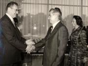 Nicolae Ceauşescu şi Elena Ceauşescu, la masa din data de 14 august 1976, felicită pe Manea Mănescu cu prilejul împlinirii vârstei de 60 de ani. (14 august 1976)