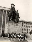 Depuneri de coroane cu prilejul aniversării eliberării României de sub dominaţia fascistă la Monumentul eroilor patriei. (21 august 1976)