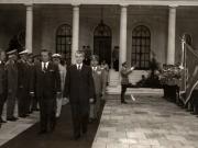 Vizita lui Nicolae Ceauşescu în R.S.F. Iugoslavia. În faţa Palatului Alb din Belgrad, preşedintele Nicolae ceauşescu şi preşedintele Iosip Broz Tito trec în revistă garda de onoare. (8-11 septembrie 1976)