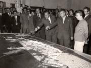 Vizita de lucru a preşedintelui Nicolae Ceauşescu, a altor conducători de partid şi de stat, în judeţul Ialomiţa. În faţa machetei Combinatului siderurgic de la Călăraşi. (16 septembrie 1976)