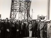 Vizita de lucru a preşedintelui Nicolae Ceauşescu în judeţul Constanţa. În mijlocul grupului de muncitori şi tehnicieni ai platformei de foraj marin. (16 septembrie 1976)