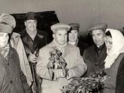Vizita de lucru a lui Nicolae Ceauşescu în judeţul Argeş, unde a examinat măsurile luate pentru strângerea grabnică a recoltei; la Leordeni. (19 octombrie 1976)