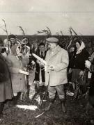 Vizita de lucru a lui Nicolae Ceauşescu în judeţul Olt, unde a examinat măsurile luate pentru strângerea grabnică a recoltei; la Scorniceşti. (19 octombrie 1976)