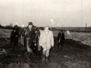 Vizita de lucru a lui Nicolae Ceauşescu în judeţul Olt, unde a examinat măsurile luate pentru strângerea grabnică a recoltei; la Scorniceşti. (19 octombrie 1976)