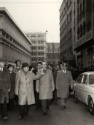 Vizita de lucru în Capitală a lui Nicolae Ceauşescu, a altor conducători de partid şi de stat, la Întreprinderea de construcţii prefabricate din Militari, la magazinele „Adam” şi „Eva”. (17 noiembrie 1976)