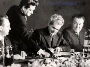 Consfătuirea de la Bucureşti a Comitetului Politic Consultativ al ţărilor participante la Tratatul de la Varşovia. Preşedintele Nicolae Ceauşescu semnând Declaraţia statelor participante. (25-26 noiembrie 1976)