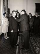 Conferirea Medaliei jubiliare cubaneze „A XX-a aniversare a asaltului asupra cazărmii Moncada” lui Nicolae Ceauşescu de către ambasadorul acestei ţări la Bucureşti. (3 decembrie 1976)