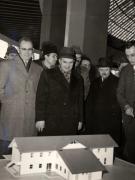 Vizita lui Nicolae Ceauşescu, a altor conducători de partid şi de stat, la expoziţia consacrată noutăţilor în domeniul tehnologiei şi materialelor de construcţii. (Complexul din Piaţa Scânteii). (9 decembrie 1976)