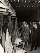 Vizita lui Nicolae ceauşescu la Palatul Sporturilor şi Culturii, a expoziţiei ce ilustrează realizările obţinute în domeniul industriei uşoare. (22 decembrie 1976)
