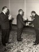 Nicolae Ceauşescu primeşte medalia jubiliară pakistaneză „Quaid – I - Azam”, conferită cu prilejul împlinirii a 100 de ani de la naşterea lui Mohammad Ali Jinnah, întemeietorul statului pakistanez. (24 decembrie 1976)