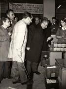 Vizita de lucru în Capitală a lui Nicolae ceauşescu, a altor conducători de partid şi de stat. La expoziţia produselor noi şi modernizate de la „Electroaparataj. (2 februarie 1977)
