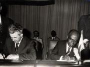 Vizita de prietenie a lui Nicolae ceauşescu în republica Coasta de Fildeş la invitaţia preşedintelui Felix  Hauhouet-Boigny. Ceremonia semnării documentelor oficiale. (27 februarie – 2 martie 1977)