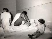 Conducători de partid şi de stat în vizită la Spitalul de copii „Grigore Alexandrescu” la micuţii pacienţi, care au avut de suferit de pe urma seismului. 16 martie 1977. (4 martie 1977)