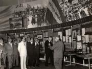 Aspect de la expoziţia consacrată sărbătoririi a 100 ani de la cucerirea independenţei de stat a României, organizată la Muzeul de Istorie al R.S.R. (8 mai 1977)