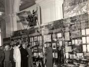 Aspect de la expoziţia consacrată sărbătoririi a 100 ani de la cucerirea independenţei de stat a României, organizată la Muzeul de Istorie al R.S.R. (8 mai 1977)