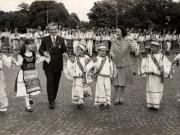 Aspect din timpul manifestaţiei populare ce a avut loc în Piaţa Scânteii, după încheierea Sesiunii solemne comune a C.C. al P.C.R., Marii Adunări Naţionale şi activului central de partid şi de stat, consacrată împlinirii a 100 de ani de la cucerirea Independenţei de stat a României. Nicolae Ceauşescu, Elena Ceauşescu se prind în „Hora Unirii”. (9 mai 1977)