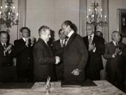 Vizita oficială de prietenie a preşedintelui Nicolae ceauşescu în R. A. Egipt, la invitaţia preşedintelui Mohamed Anwar El Sadat. După semnarea documentelor. (11-13 mai 1977)