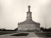 Monumentul de la Adamclisi fotografiat cu prilejul vizitei de lucru a lui Nicolae Ceauşescu, a altor conducători de partid şi de stat, în judeţul Constanţa. (27-28 mai 1977)