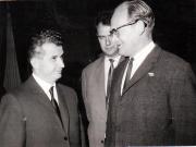 Nicolae Ceauşescu în mijlocul delegaţilor P.M.S. Ungar, invitaţi să participe la lucrările Congresului al X-lea al P.C.R. din august 1969.(6-12 august 1969).