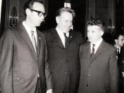Nicolae Ceauşescu, secretar general al P.C.R. întreţinându-se cu delegaţia Partidului Comunist din Australia invitată să participe la lucrările Congresului al X-lea al P.C.R.   (6-12 august 1969).