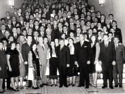 Nicolae Ceauşescu fotografiat împreună cu grupul delegaţilor la Congresul al X-lea al P.C.R din judeţele Alba şi Mehedinţi.  (6-12 august 1969).