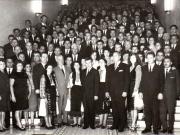 Nicolae Ceauşescu fotografiat împreună cu grupul delegaţilor la Congresul al X-lea al P.C.R din judeţele Alba şi Mehedinţi.  (6-12 august 1969).