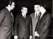 Nicolae Ceauşescu, secretar general al P.C.R., discutând într-o pauză a Congresului X al P.C.R., cu Sam Nolan, reprezentantul Partidului Muncitoresc Irlandez şi Iames Stewart, reprezentantul Partidului Comunist din Irlanda de Nord, invitaţi să participe la lucrările celui de-al X-lea Congres al P.C.R     (9  august 1969).
