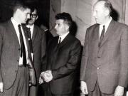 Nicolae Ceauşescu, secretar general al P.C.R, într-o pauză a Congresului X al P.C.R,, se întreţine cu delegaţia Partidului Alianţei Proletare din Irlanda, condusă de Ragonar Arnalds, invitată să participe la acest eveniment.(9  august 1969).