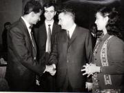 Nicolae Ceauşescu întreţinându-se cu şeful delegaţiei Partidului Comunist din Mauriţius, L. Chundramcin, care a participat la lucrările celui de-al X-lea Congres al P.C.R. (9 august 1969).