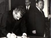 Nicolae Ceauşescu semnează în cartea de condoleanţe a ambasadei R.D.Vietnam în R.S.R., cu prilejul încetării din viaţă a preşedintelui Ho Si Min.  (6 septembrie 1969).