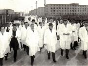 Nicolae Ceauşescu în timpul vizitei de lucru la Combinatul avicol Crevedia.   (28 martie 1970).
Nicolae Ceauşescu, secretar general al P.C.R., vizitând unul dintre noile şantiere ale staţiunii Mangalia Nord. (1 aprilie 1970).
