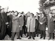 Nicolae Ceauşescu, secretar general al P.C.R., vizitând unul dintre noile şantiere ale staţiunii Mangalia Nord. (1 aprilie 1970).