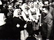 Nicolae Ceauşescu în mijlocul cetăţenilor, pe timpul vizitei de lucru din judeţul Harghita.   (24  aprilie 1970).